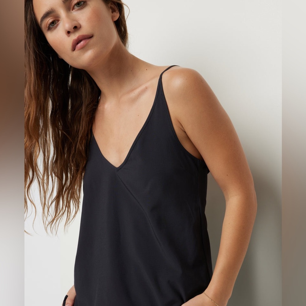 Vuori Villa Cami
Women's Lightweight Tank Black Size Large  NWT
